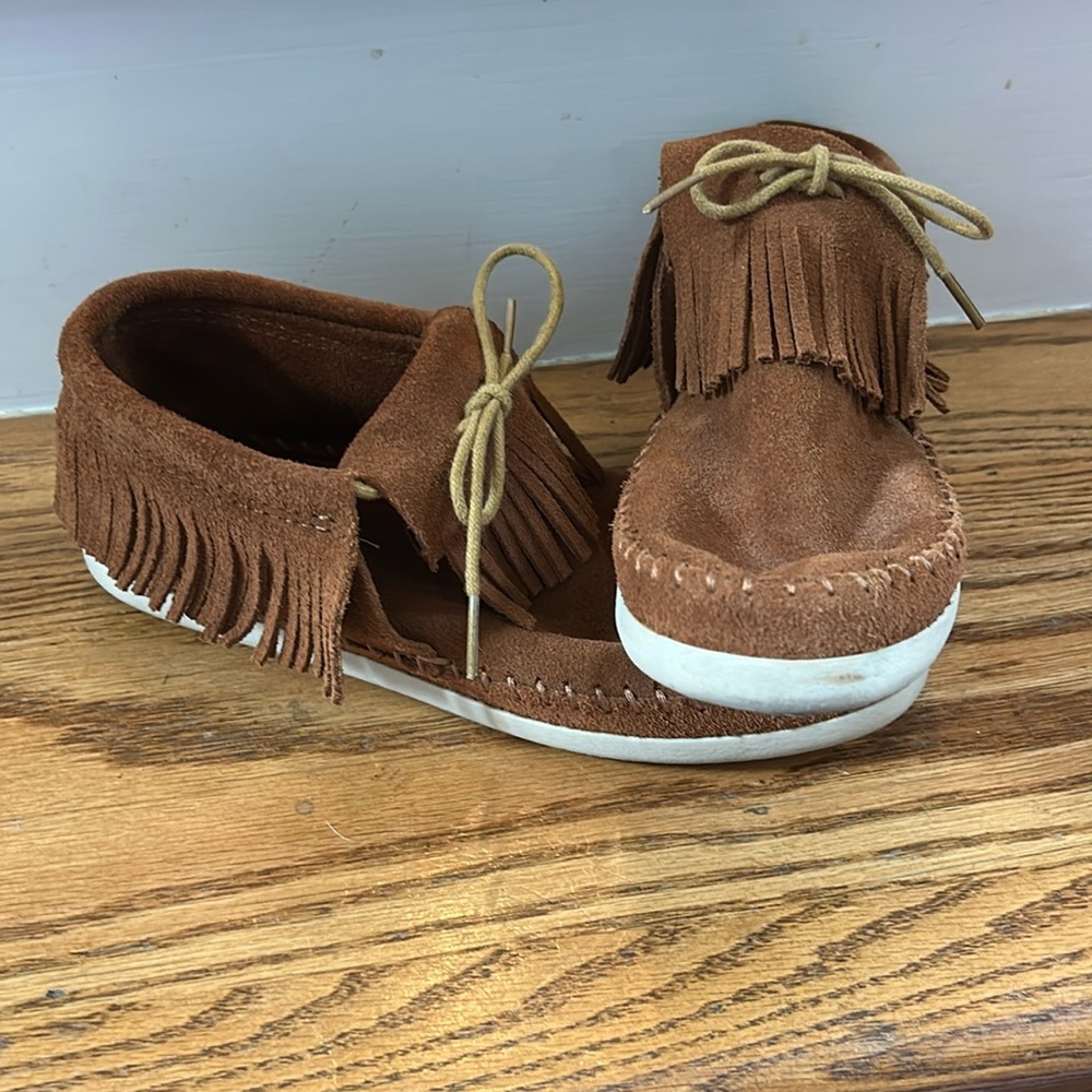 LIKE NEW Minnetonka leather fringe moccasins